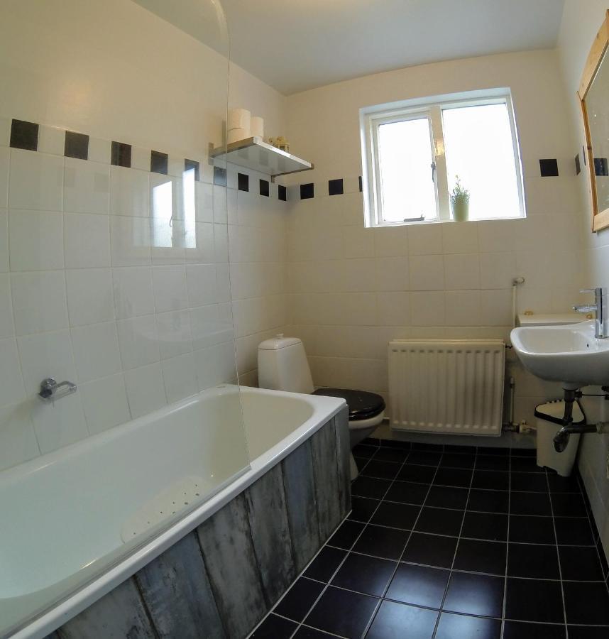 Skjolbraut - Cozy Apartment - Central Location - Free Parking - Close To A Public Swimming Pool And Sky Lagoon Reykjavik Luaran gambar